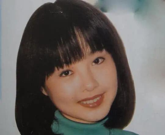 大學時期的魯豫照片被扒出，120斤的她清純可愛，還是胖起來好看