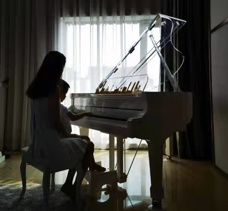 38歲佟麗婭紅毯秀長腿,膚色和杜江對比鮮明,跨界當電影節主持人 38歲佟麗婭紅毯秀長腿,膚色和杜江對比鮮明,跨界當電影節主持人