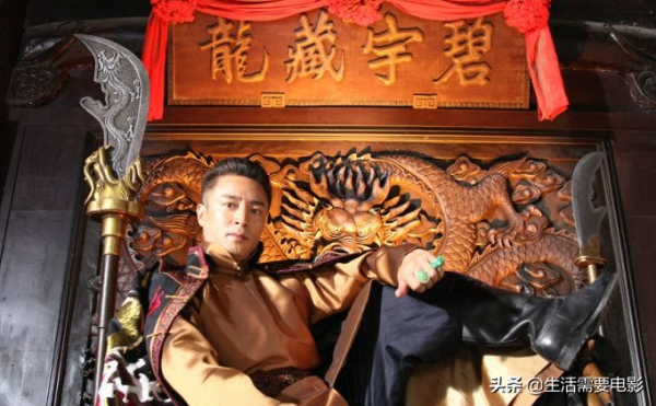 被稱為&OpenCurlyDoubleQuote;大俠專業戶&rdquo;，出道30年從無緋聞，謝曉峰到鄧太阿依舊帥