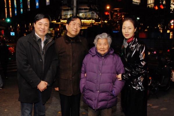 奔六的馬蘭依然很美,黑色系穿搭高雅貴氣,和餘秋雨甜蜜如新婚 奔六的馬蘭依然很美,黑色系穿搭高雅貴氣,和餘秋雨甜蜜如新婚