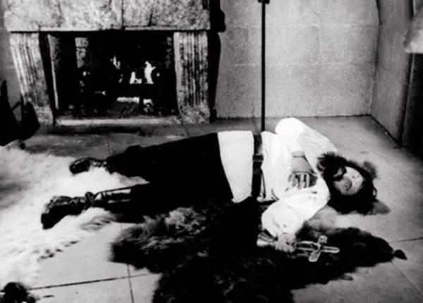 不死妖僧吃8塊劇毒蛋糕，讓親王為其獻唱，閉眼後抬頭：換個調子