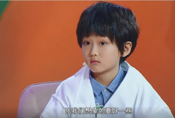 又一位“太子媽”火了！她的孩子，8歲還不會穿衣服