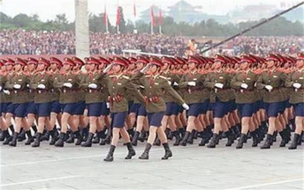 當年在閱兵儀式上“紅遍中國”的雙胞胎姐妹花，後來怎麼樣了？