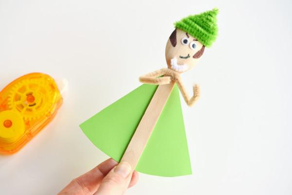 扭扭棒配合彩紙做的小木偶，簡單又可愛，幼兒園小朋友的最愛