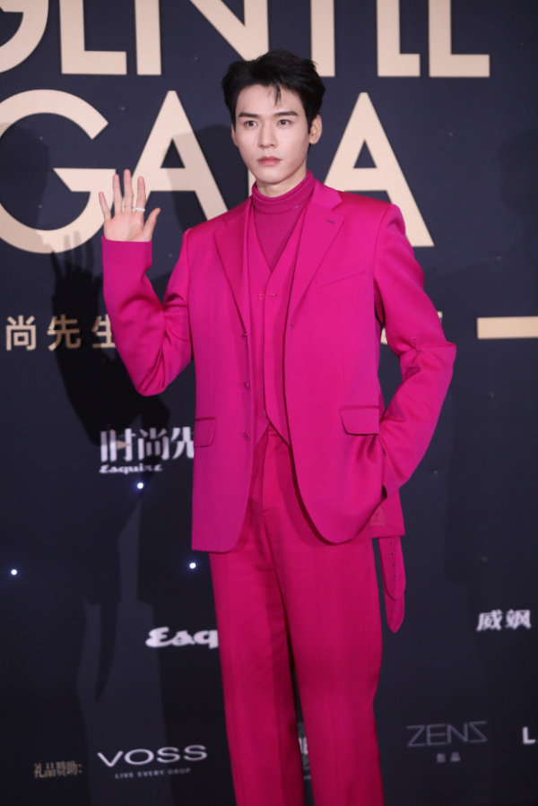 女星走紅毯翻車：楊芸晴龔俊撞衫，張雨綺臉部生硬嚇人，宋軼顯胖