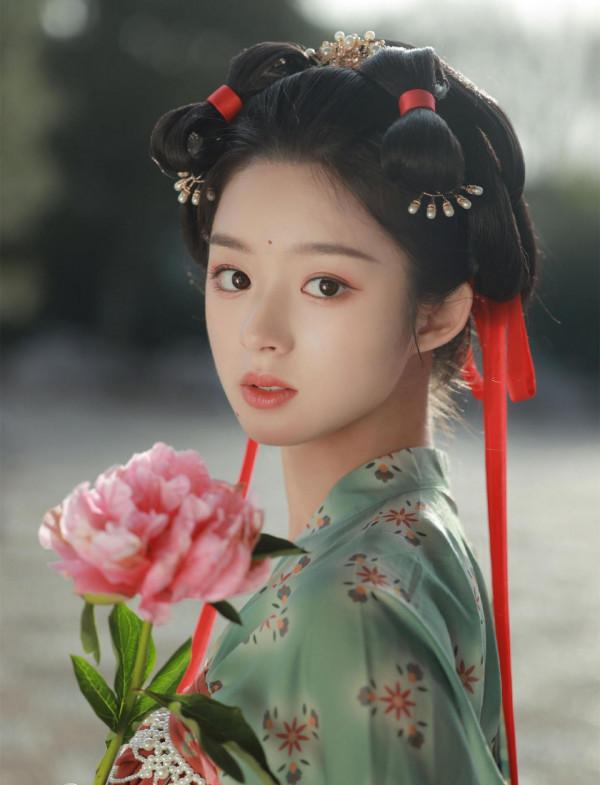 同是演女媧後人，劉亦菲唐嫣驚豔，趙麗穎&OpenCurlyDoubleQuote;雷人&rdquo;，娜扎像盲人