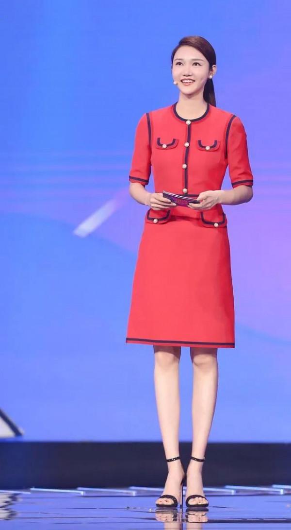 央視《詩詞大會》主持人龍洋驚豔寫真集 央視《詩詞大會》主持人龍洋驚豔寫真集