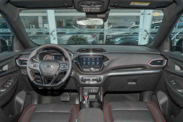 百公里綜合油耗5&period;9L，價格實惠配置豐富，試駕雪佛蘭創界