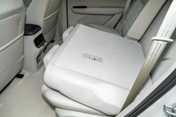 五菱星辰：搭載147馬力，座椅支援放平，配全景天窗，適合家用