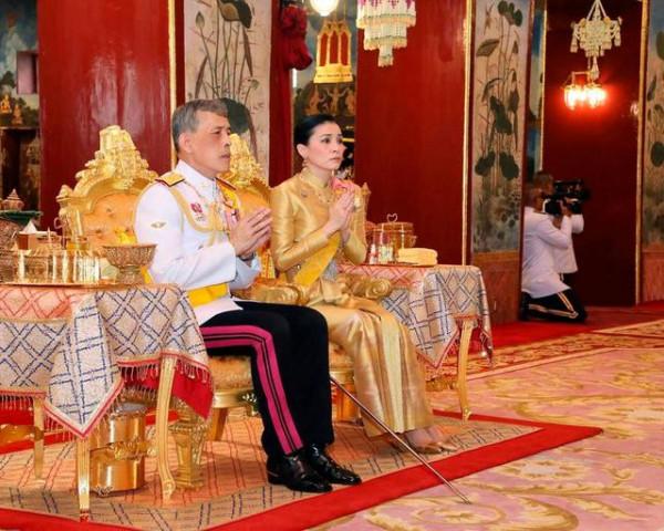 蘇提達王后優雅大方，愛用珍珠項鍊襯托氣質，分分鐘美過詩妮娜