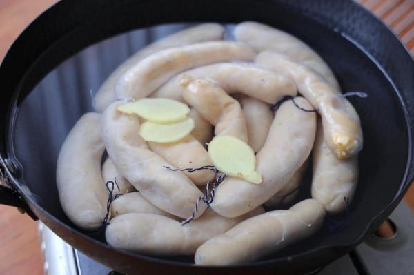 雞胸肉別水煮，試試做成脆皮腸，低油低脂，煎一煎超級方便又健康