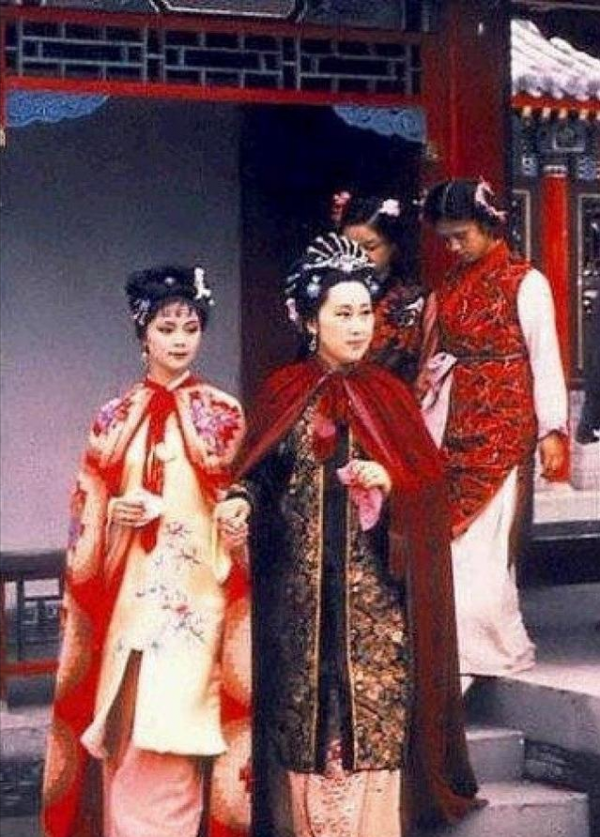 劉姥姥講雪下抽柴的故事,賈府為何會起火,那場火又意味著什麼? 劉姥姥講雪下抽柴的故事,賈府為何會起火,那場火又意味著什麼?
