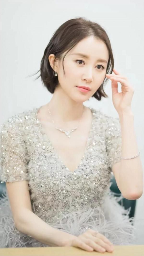 三十四歲傻妞舒暢，十八歲容顏