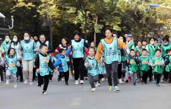曲江第二幼兒園舉行第二屆親子馬拉松