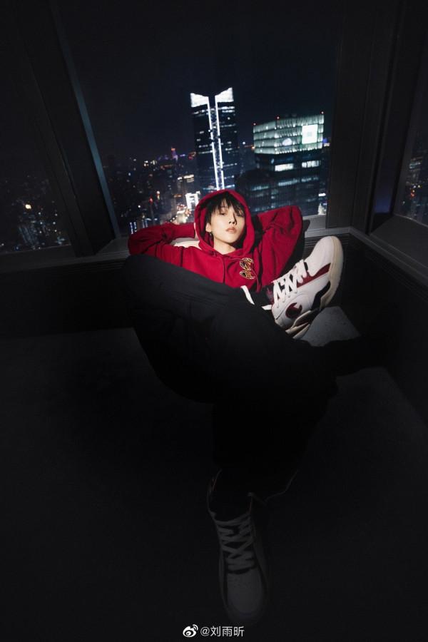 一起來get酷girl劉雨昕的元旦穿搭吧