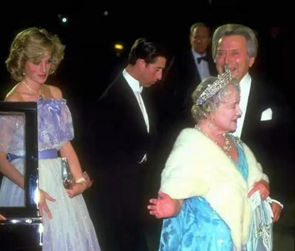 一歲一顆鑽石：女王為母親百歲壽辰慶生，100顆鑽石的胸針表孝心