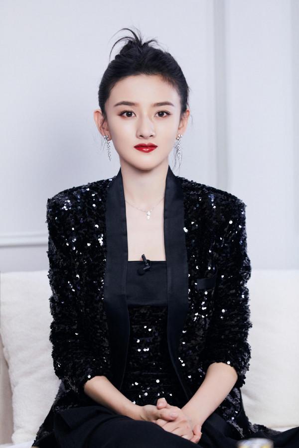 宋祖兒私服搭配也美到爆！穿短夾克配抹胸走機場，隨意夾發太洋氣