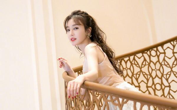 仙氣十足的美女明星秦嵐桌面高畫質桌布