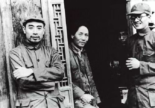 41年，毛主席在延安交際處食堂遇暴徒，金城捨身護住主席：好險