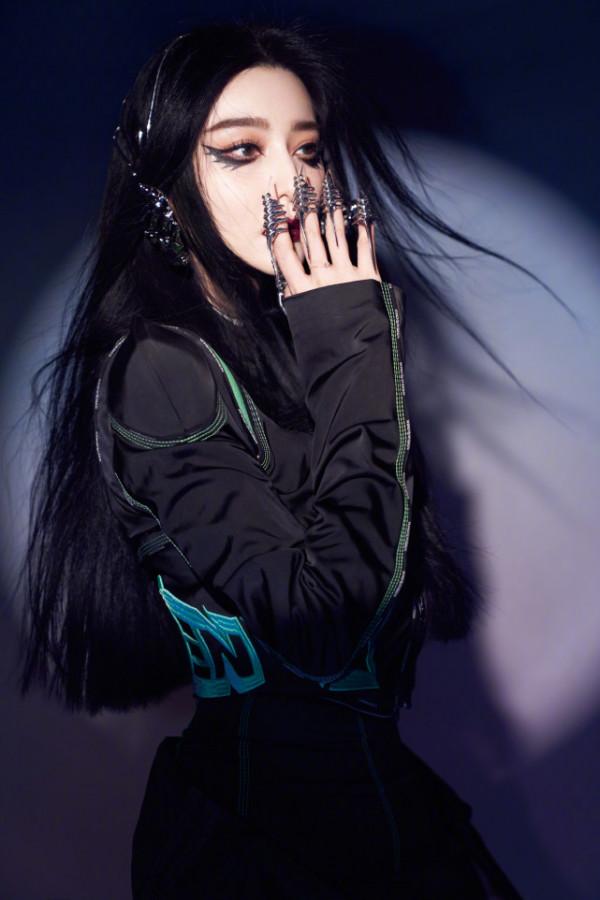 范冰冰出席活動排場大!由眾多帥哥攙扶,化煙燻妝形象大變不敢認 范冰冰出席活動排場大!由眾多帥哥攙扶,化煙燻妝形象大變不敢認