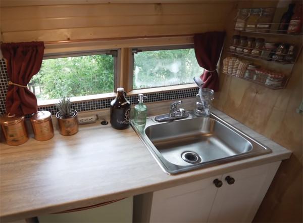 她買下1969年報廢校車，將車殼變成13㎡鄉下蝸居，網友：是真的服