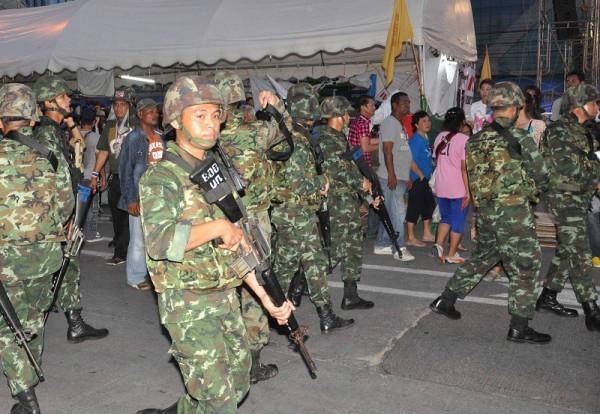 為什麼泰國人見到王室成員要下跪 為什麼泰國人見到王室成員要下跪