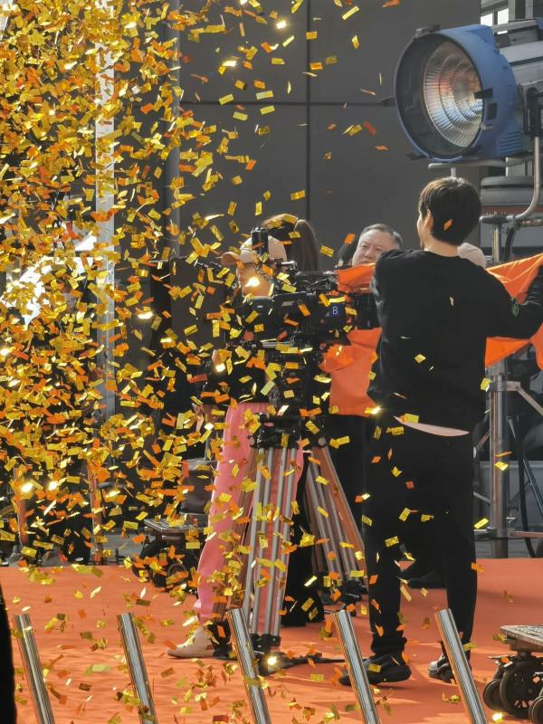 45歲馬伊琍和小14歲小鮮肉拍新戲！特意裝嫩現身，穿休閒裝太減齡