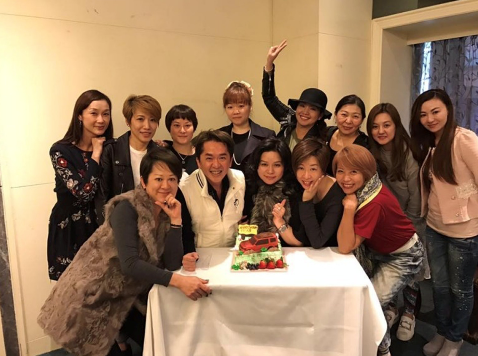 54歲的鄧兆尊:8億身家不婚不育,對3個相貌普通的女友一視同仁 54歲的鄧兆尊:8億身家不婚不育,對3個相貌普通的女友一視同仁