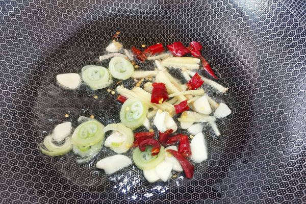 做酸辣土豆絲，用白醋還是陳醋？大廚教你正確做法，看完後明白了