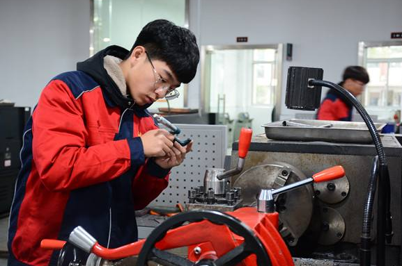 “畢業才後悔的專業”排行榜，醫學高居榜首，計算機也名列其中