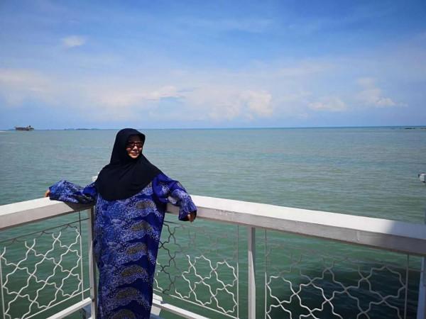 回憶是條悠長的海岸線，風平浪靜的馬六甲海峽