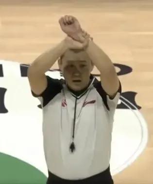 汪梅將違體強行改判普犯，79號裁判袁寧鵬，苦笑兼搖頭無奈執行