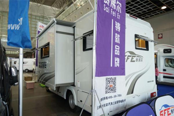 想要又大又豪華的客廳?這賽沸爾房車,兼顧旅居商務的最佳車型 想要又大又豪華的客廳?這賽沸爾房車,兼顧旅居商務的最佳車型