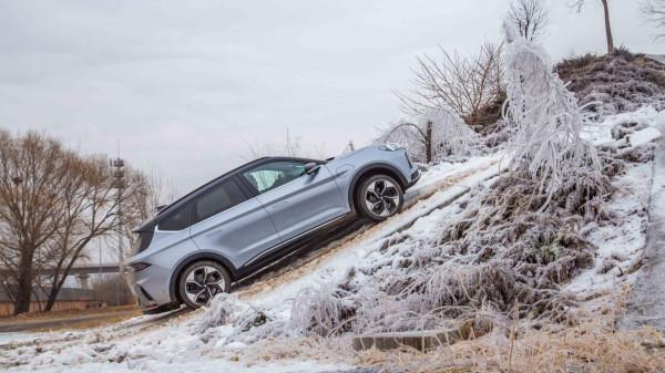 極狐阿爾法T對比Model Y，兩雄爭霸，誰才是冬季脫困翹楚？