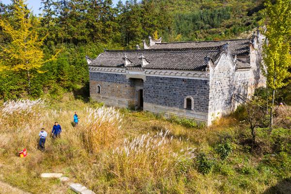 豫鄂交界深山村走出兩位開國將軍，濃濃秋色中掩藏很多感人的故事