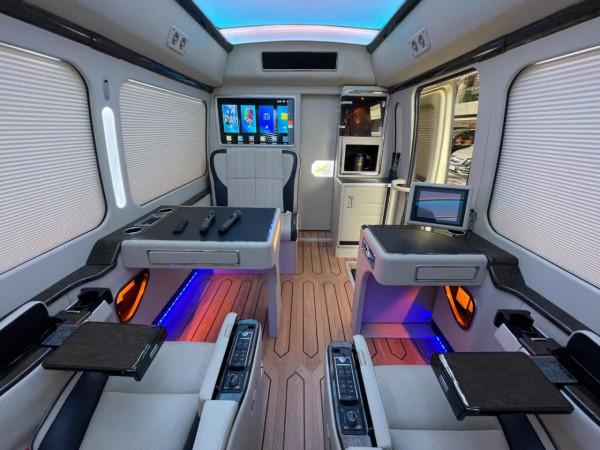 媲美百萬豪車的大佬座駕豐田考斯特