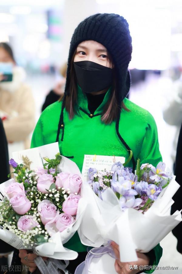 街拍：孟佳戴冷帽搭綠色上衣自信國風大氣漂亮