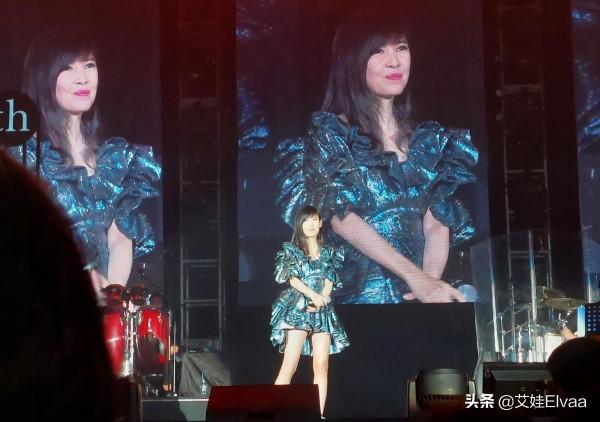 周慧敏久違登臺表演,穿荷葉裙體態似愛豆,四託一舉頭頂搶盡風頭 周慧敏久違登臺表演,穿荷葉裙體態似愛豆,四託一舉頭頂搶盡風頭