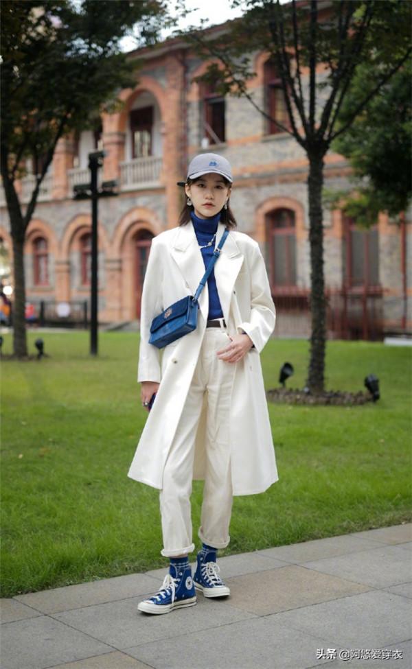 今秋流行一種穿法，叫“長外套+平底鞋”，洋氣顯高，特有範兒