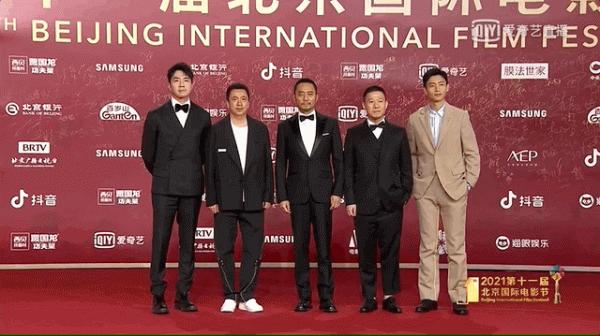 眾星亮相北影節紅毯：黃聖依baby妝容顯老，周冬雨姚晨造型太尷尬