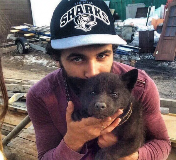 小黑狗主動上門求收養，主人養了段時間後發現不對，獸醫建議送走