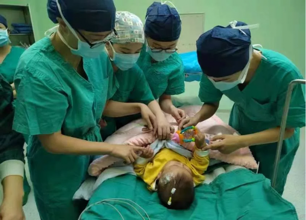 5月大患兒哭鬧致腫瘤破裂兩進ICU,手術切下巨大肝母細胞瘤達體重1/10 5月大患兒哭鬧致腫瘤破裂兩進ICU,手術切下巨大肝母細胞瘤達體重1/10