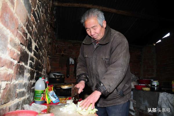 河南8旬大爺把8萬積蓄全給了閨女,一分不給兩兒子,聽他說因為啥 河南8旬大爺把8萬積蓄全給了閨女,一分不給兩兒子,聽他說因為啥