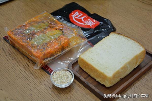 吃不完的吐司別扔，加點麻辣火鍋底料烤一烤，酥香脆嫩吃不夠