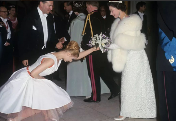 93歲女王冬天也光腿，比小21歲的卡米拉優雅，現今卻不得不用柺杖