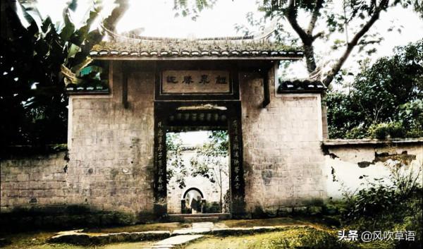 1911年2月的湖北宜昌,漁民用水獺捕魚,巨大的墓碑令人震撼 1911年2月的湖北宜昌,漁民用水獺捕魚,巨大的墓碑令人震撼