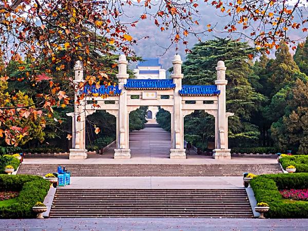 1946年老蔣下令平毀汪精衛墓，開棺後發現屍體未腐，口袋有張紙條