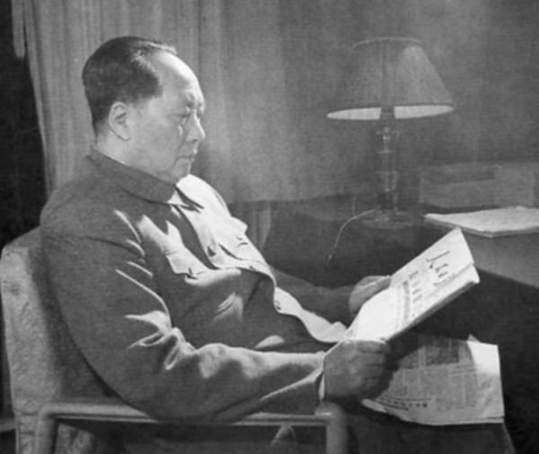 59年毛主席回韶山，見父母墳墓年久失修長了雜草，毛主席小心清理