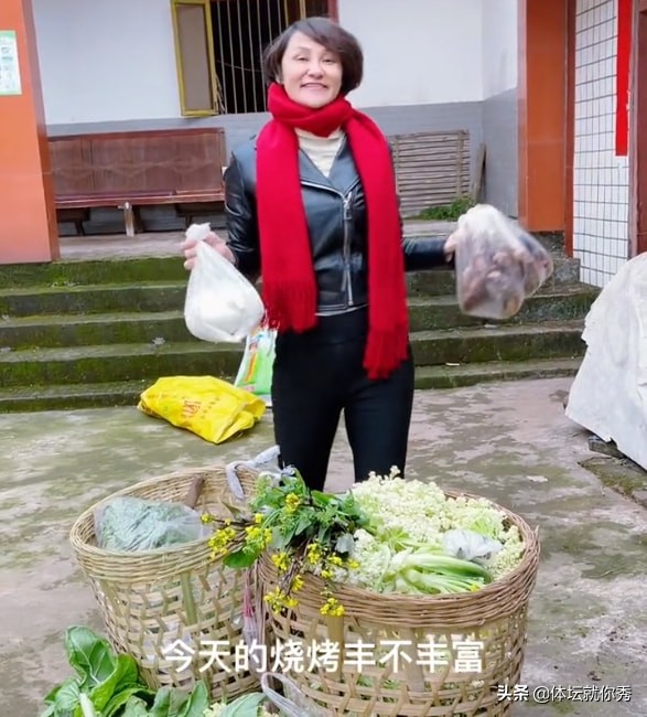 52歲不顯老，素顏更年輕！跳水皇后老家過年，葷素搭配初一吃燒烤