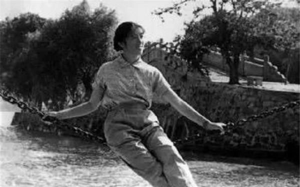 明星之女姚姚：男友自殺後，她未婚先孕和繼父鬧翻，31歲車禍離世